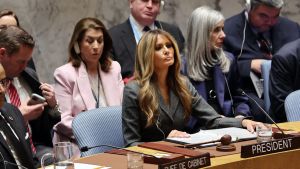 Melania Trump tut so, als liege Bildung ihr am Herzen