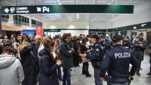 Marta, Tabatha e gli altri: lacrime e abbracci a Malpensa per gli studenti rimpatriati da Dubai. “Finalmente a casa”