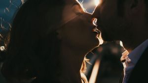 Sie knutschte mit dem Chef – sind nun Beziehung und Karriere verbaut?