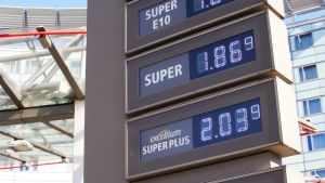 Noch einmal volltanken? Steigende Ölpreise bedrohen nicht nur Autofahrer