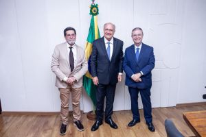 Sindijoias Ajomig e FIEMG formalizam documento ao Governo Federal contra tarifaço dos Estados Unidos