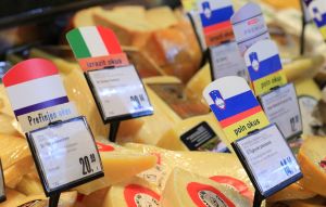 (POGLED) Ko rastejo plače, ne produktivnost: Kako iz začaranega kroga?