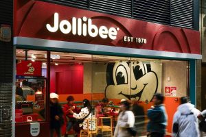Philippine Tycoon Tony Tan Caktiong’s Jollibee-Backed Highlands Coffee Mulls Vietnam IPO