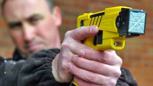 A scuola con un taser artigianale a ricreazione: “Vicenda gravissima”