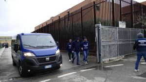 Droga nascosta tra le fette di salumi e lanciata oltre il muro di cinta. Prato, ancora caos nel carcere della Dogaia