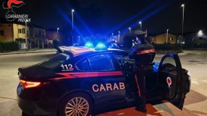 Bastonate a padre e fratello, poi aggredisce anche i carabinieri
