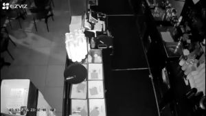 Il ladro entra nel locale a Trieste, ruba le mance e si porta via anche una banconota da 50 euro finta