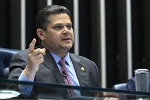 Alcolumbre joga Lulinha aos leões da CPMI e manda recado a Lula