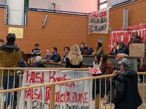 Bagnoli, i comitati occupano la Municipalità per denunciare il ferimento di tre manifestanti