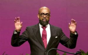 Pastor who embraced Farrakhan, Nazi-gun enthusiast advance in Texas votes