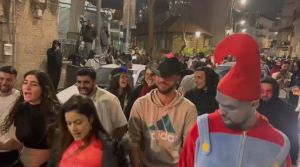 Flouting wartime restrictions, revelers party in Jerusalem streets for Purim’s final hours