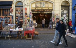 Jewish artist expelled from Argentinian street fair after dispute over Palestinian flag