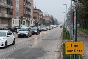 Vie Bacchelli-Canapa, semafori riaccesi e subito lunghe code a Ferrara