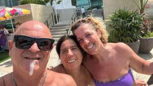 Dubai, i missili e le ore nel bunker. “Chiusi nei sotterranei a pregare. Al ritorno in aereo l’inno di Mameli”