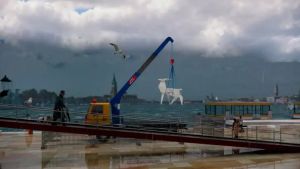 Un cervo origami sospeso sulla laguna: alla Biennale la statua ucraina salvata dalla guerra