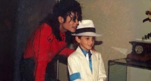 Michael Jackson se revuelca en su tumba