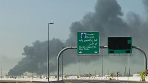 Cieli e mari in tilt: cancellati migliaia di voli. E l’Iran chiude Hormuz