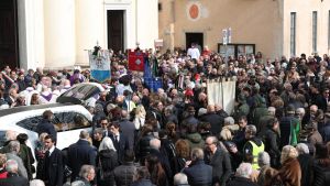 Una folla per l’ultimo saluto a don Vernetti: «Pastore buono legato alle sue comunità»