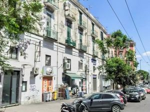 Napoli, chiusa una casa di riposo abusiva: carenze igienico-sanitarie e divani come letti