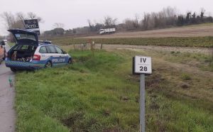 Frontale con l’auto della Polizia sulla Romea a Porto Garibaldi, ferita grave un’agente e strada chiusa