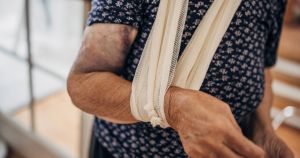 Les femmes âgées, victimes invisibles des violences conjugales