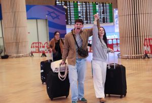 First repatriation flights land in Israel, outbound travel to start Sunday