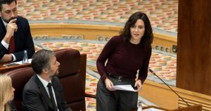 El curioso 'no a la guerra' de Ayuso: compara bombardear niñas con Normandía y reta a las mujeres 