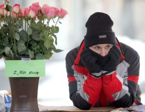 (STALIŠČE) Za osmi marec rože in orožje!