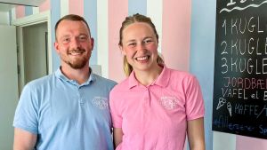 Kunderne står i kø i regnvejr for at få en is: Nu tager Christian og Malene det ...