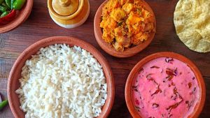 നൊസ്റ്റാൾജിക് ലഞ്ച് കോംബോ: ചിക്കൻ തോരനും ചീര കറിയും പരീക്ഷിച്ചാലോ