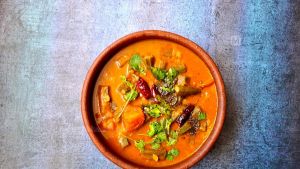 ഉള്ളിയും വെളുത്തുള്ളിയുമില്ലാത്ത സാമ്പാർ! രുചിയേറും ഭേണ്ടാ കൊൾമ്പോ പരിചയപ്പെടാം