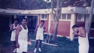 'അയാൾ നടന്നുമറഞ്ഞു, ശുചിമുറിയിലെത്തിയ അടുത്ത ഊഴക്കാരൻ കണ്ടത് ഒഴിഞ്ഞ മദ്യക്കുപ്പിയും കവറും മാത്രം!'