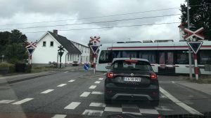 Mand skubbet ud foran tog: Efterforskes som drabsforsøg