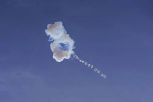 Golfo in fiamme: esplosioni a Doha. Raid israeliani devastano le strutture militari di Teheran