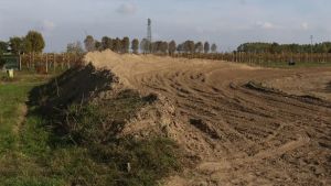 Ha un malore mentre gira sulla pista di motocross, si accascia e muore