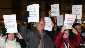San Jacopino torna in piazza per chiedere sicurezza: “Ora basta, qui non si vive più”