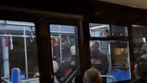 Terrore sul bus al Vomero, 32enne accoltellata da uno sconosciuto. L'aggressore urla il nome di Gratteri