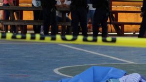 Escándalo en la duela: Entrenador de basquetbol colegial es acusado de delitos graves