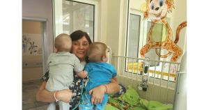 Обградихме оставените в болницата деца с толкова любов, че се шегувам