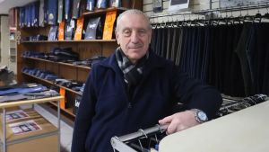 Chiude Target, uno degli ultimi “jeansinari”: «Ho vissuto i tempi d’oro, grazie Trieste»