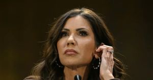 Trump y el escudo de los superhéroes para Noem