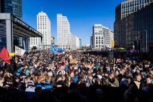 Beleidigendes Merz-Plakat bei Wehrpflicht-Demo? Polizei ermittelt gegen 18-Jährigen