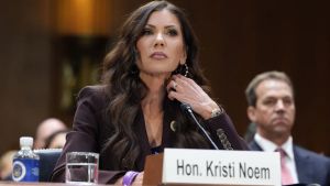 Kristi Noem war wie Trump – deswegen musste sie gehen