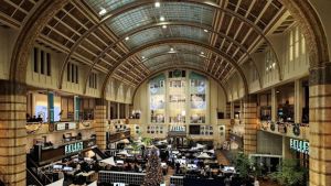 Chipbedrijf Besi keldert op Damrak na berichten uit Zuid-Korea