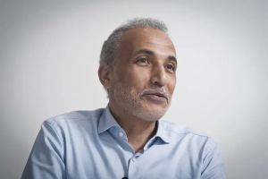 Tariq Ramadan sera jugé par défaut, un mandat d’arrêt émis contre lui