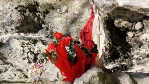 Madonna verniciata di rosso nella Val di Fisar, il Cai: «Un dispetto»