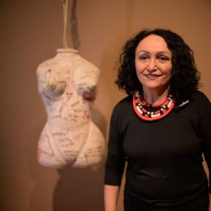 Exposição em BH faz uso de tecidos para refletir sobre o feminino