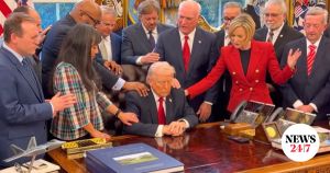 Αναγούλα: Ο Τραμπ (του Επστάιν) προσεύχεται, οι τραμπόφιλοι επιτίθενται στον Σάντσεθ…