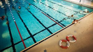 Så ska fler ha råd att lära sig simma