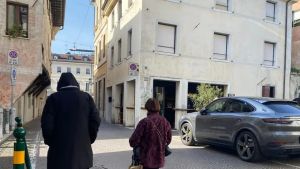 Treviso, Turboragazzi toglie i tavolini ed è subito park selvaggio